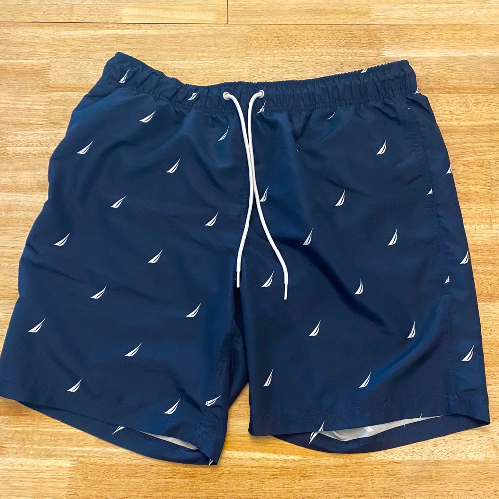 Men’s Nautica shorts size (L)